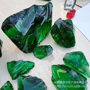 Поставьте зеленый нерегулярное стеклянное каменное.