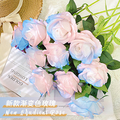 バラの花束の絹の花のプラスチックの花をシミュレーションします。
