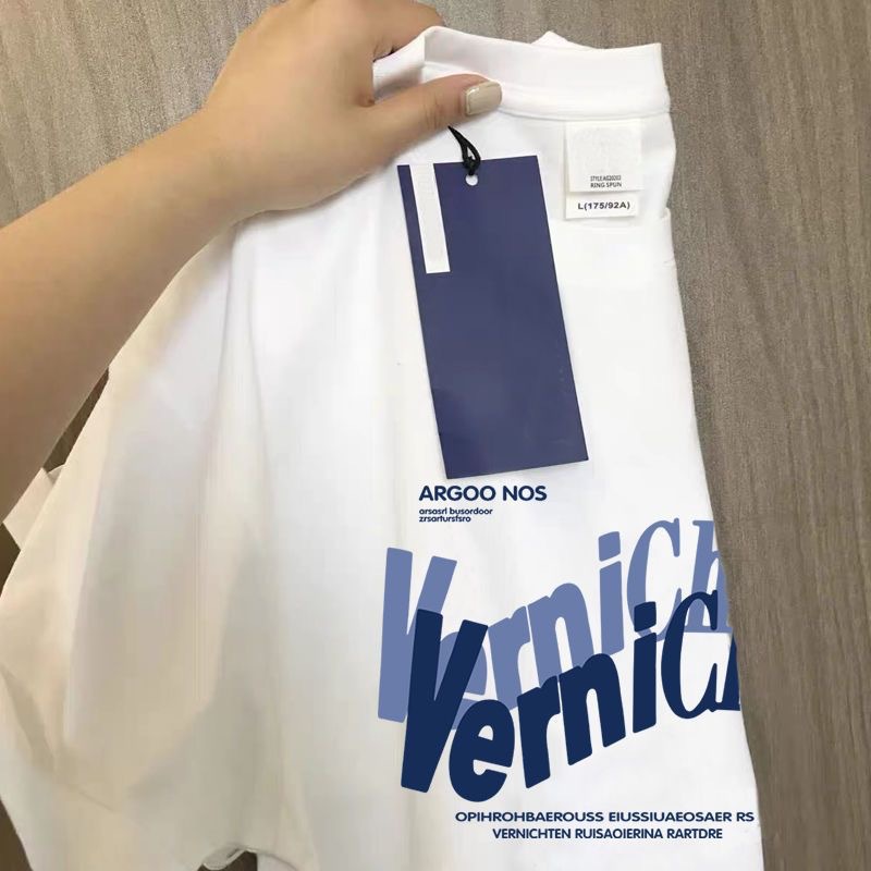 En el verano de 2023, los hombres guapos y de moda usan camisetas de manga corta de moda para hombres.