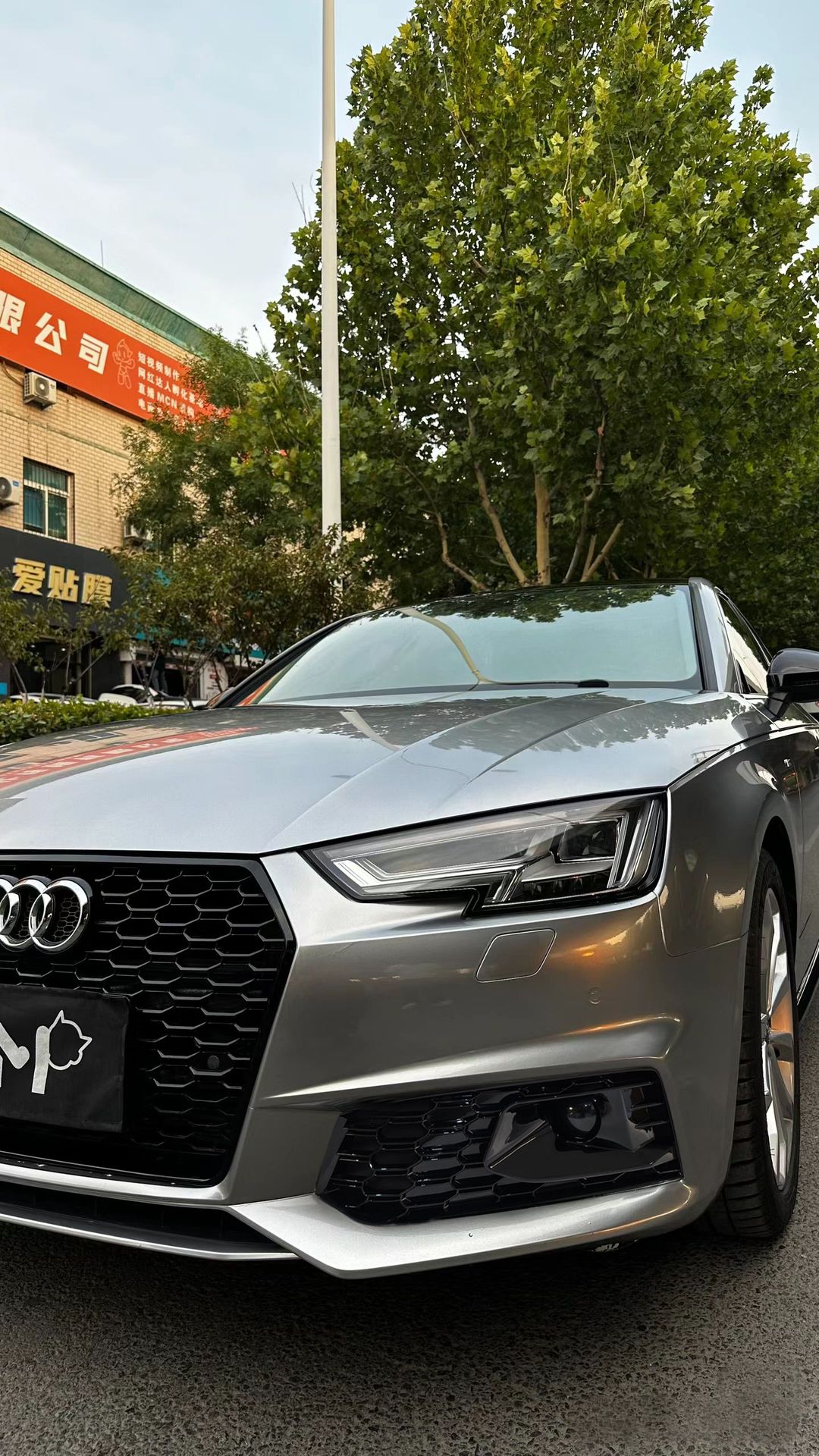 Applicable to 2017 2018 2019 Audi A4 front bumper fog lamp grille modified honeycomb bright black lampshade