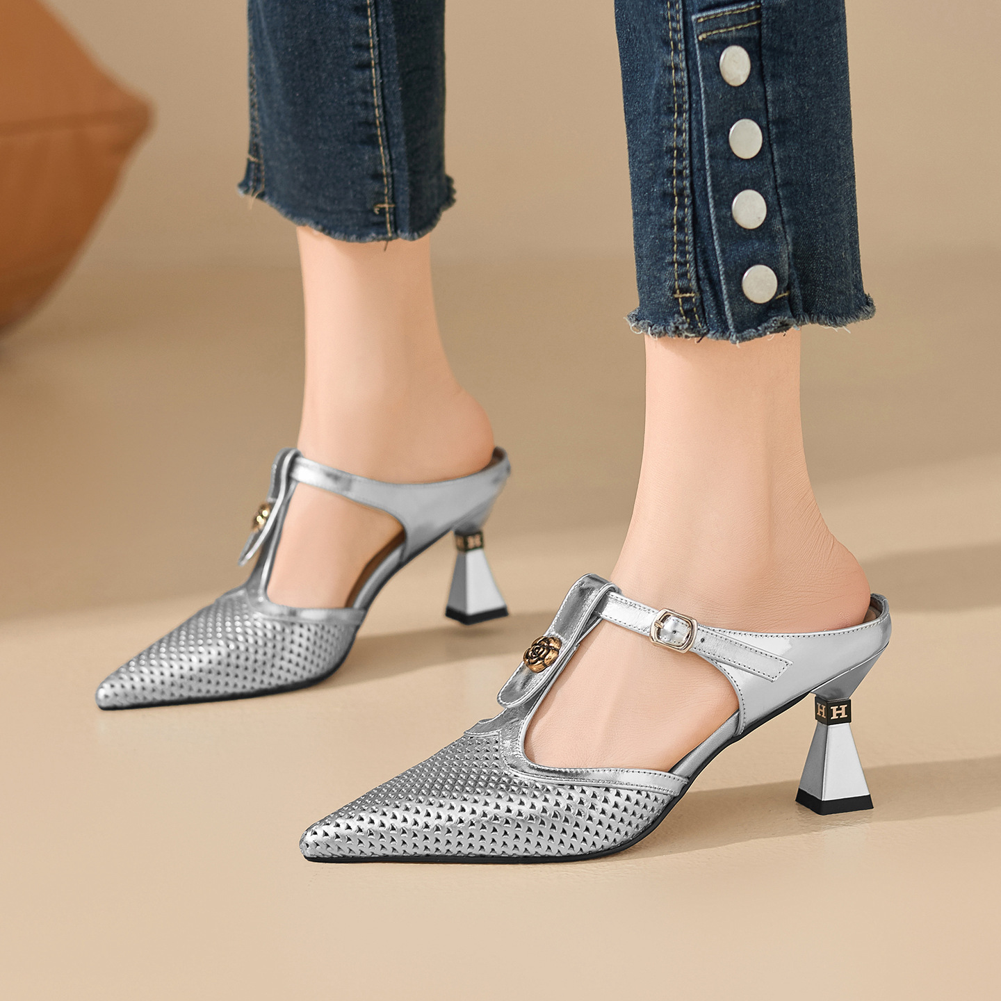 Sandal cao gót nữ quai chữ T mũi nhọn hở mũi, gót 7 cm — màu vàng