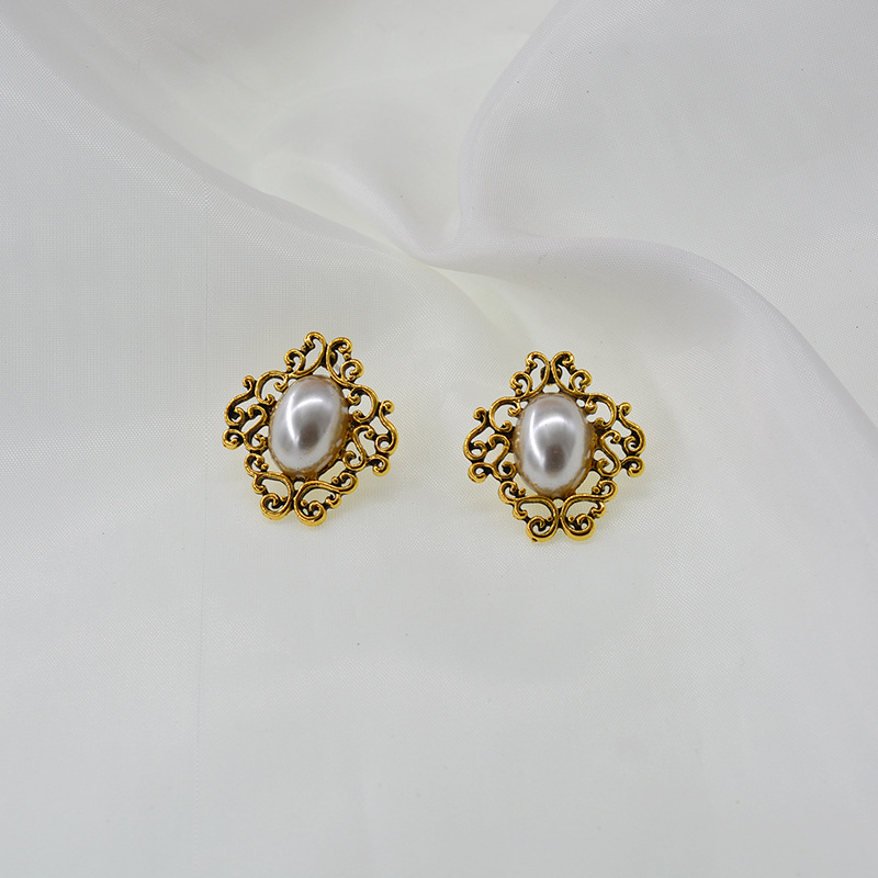 Retro Baroque Pearl Earrings display picture 4