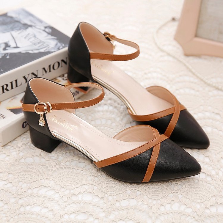 Sandalias Baotou para mujer 2025 nuevo estilo primavera y verano hebilla de una palabra tacón grueso tacón medio todo fósforo puntiagudo zapatos de trabajo para mujer