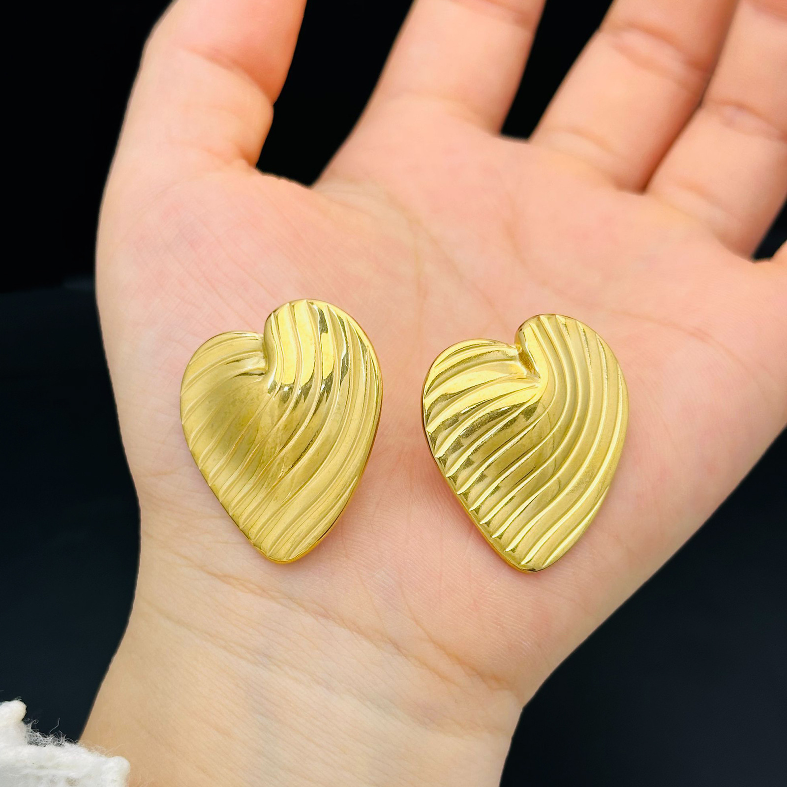 Moda francesa estética textura plegada aretes de gota de agua en forma de corazón dorado no se desvanece la sensación de lujo ligero pernos de acero de titanio