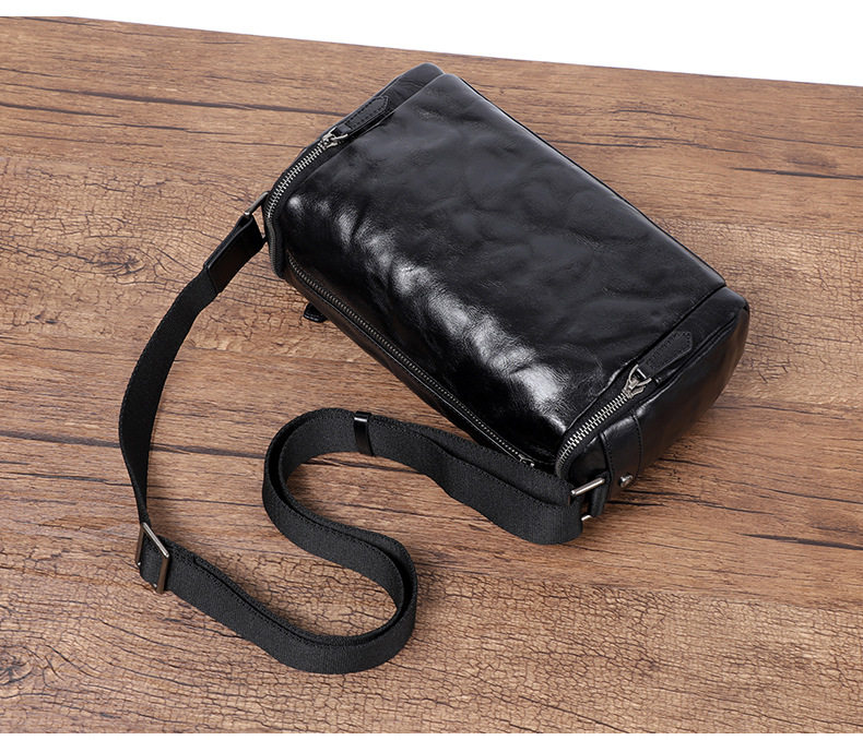 Túi đeo chéo nam da bò thật vân vân tay, túi đeo vai nhỏ gọn 29×11×17 cm — Màu đen chi tiết 4