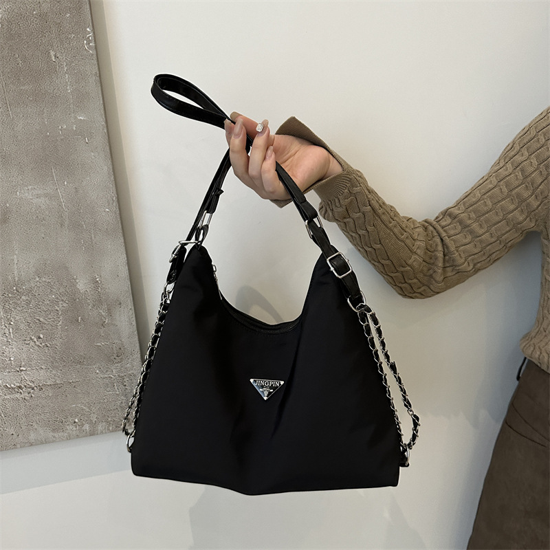 Mochila de viaje negra para mujer 2024 nuevo bolso de hombro de moda de gran capacidad y multiusos biselado