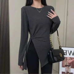 大きいサイズの婦人服は不規則に黒いvネックの長袖のtシャツを開けます。