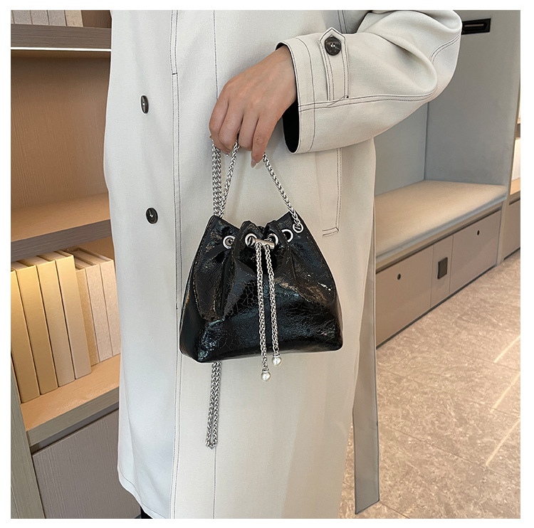 Women's Small All Seasons Pu Leather Solid Color Streetwear Bucket String Shoulder Bag Bucket Bag Chain Bag display picture 1