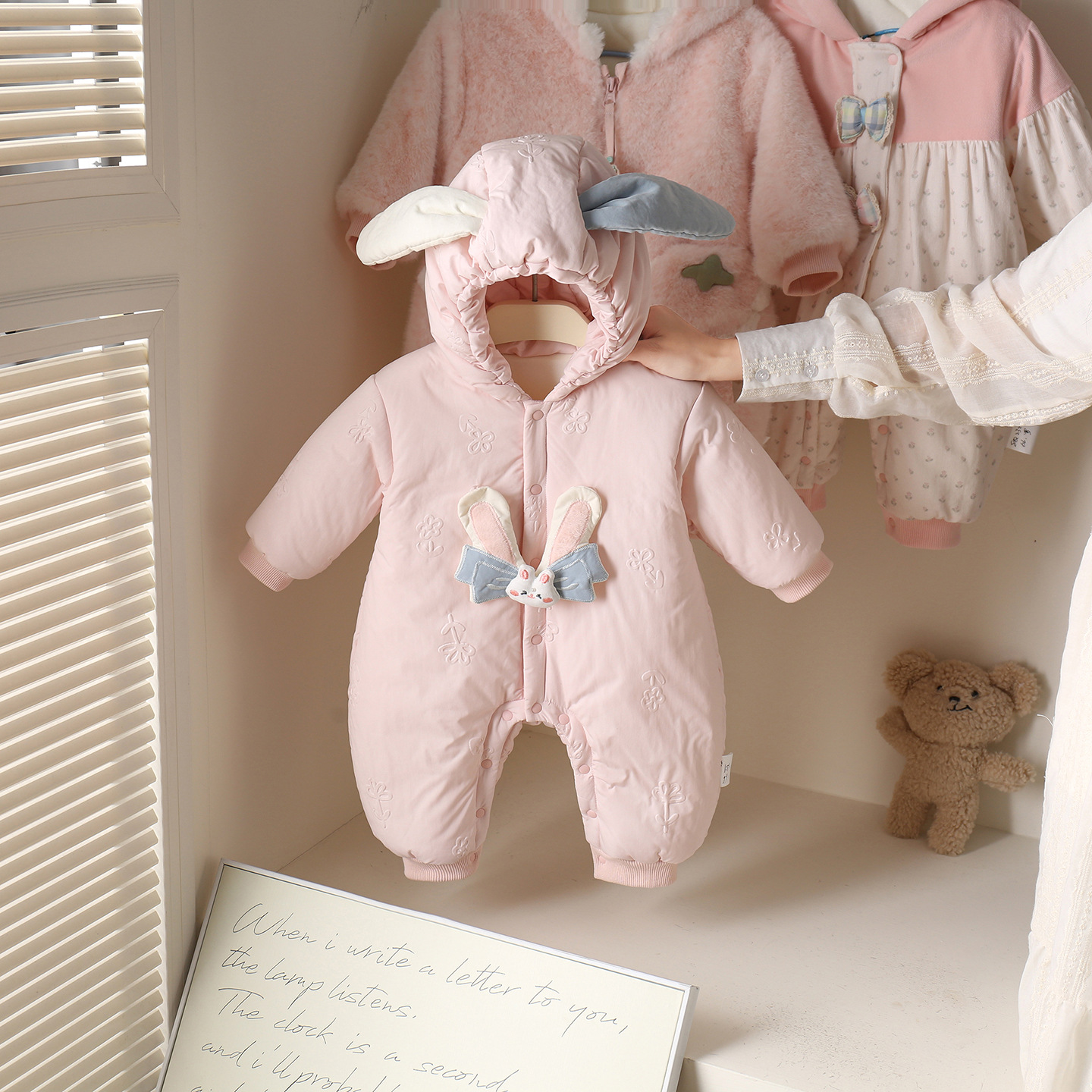 2025冬季新款婴儿连体衣满月百天宝宝可爱超萌外出服加绒夹棉爬服