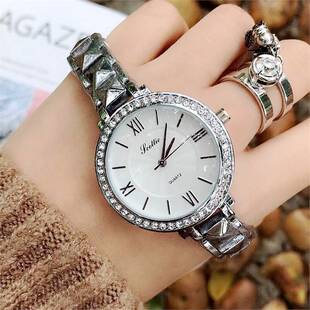 Ԋ�ߵϕr�����_�R������朱킀�Գ���Ůʿõ���ɫ�ֱ�W��Ů��