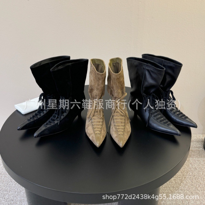 Exclusive belt pointed-toe