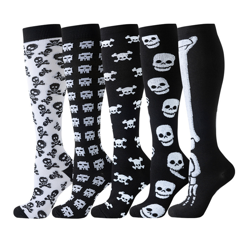 5 pares de calcetines de compresión con patrón de Halloween image 6