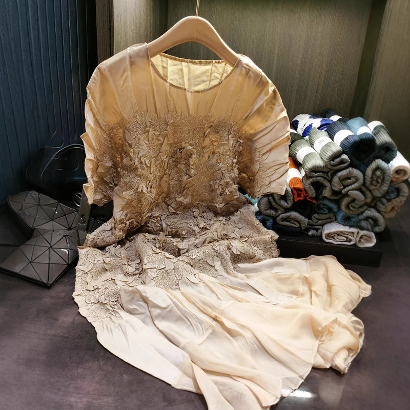 高級感のある刺繍とエンボス加工のプリーツワンピース、半袖、ゆったりとした大きいサイズ、ミディアム丈の女性用サマードレス、新作|undefined