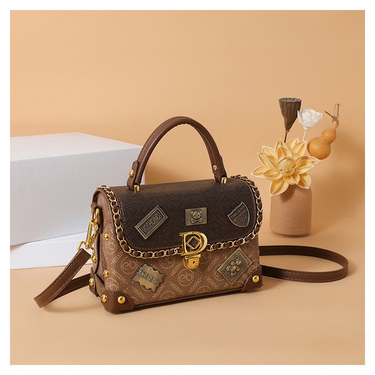 Luxe retro schoudertas voor dames met opvallende badge_voghion.com