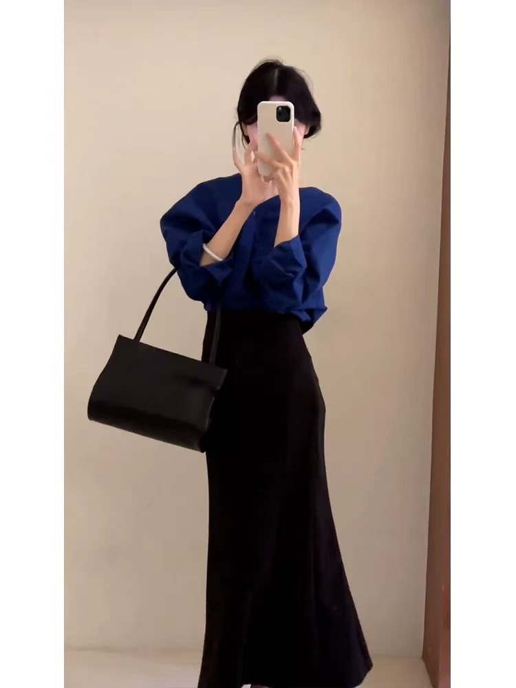 A Sophisticated And Elegant Two-piece Set Featuring A Loose-fitting Shirt And Skirt, Designed To Flatter A Slimming Silhouette.