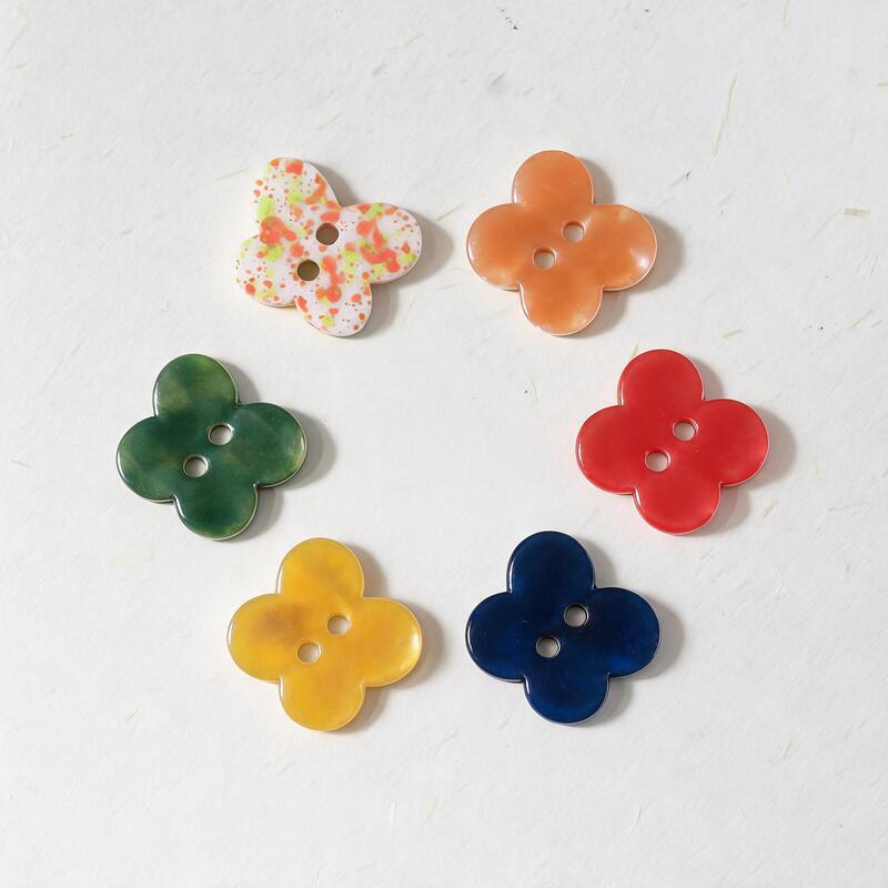 Hot-selling clover-shaped resin buttons, direct factory wholesale, decorative accessories for children's and women's clothing Hot-selling clover-shaped resin buttons, direct factory wholesale, decorative accessories for children's and women's clothing
