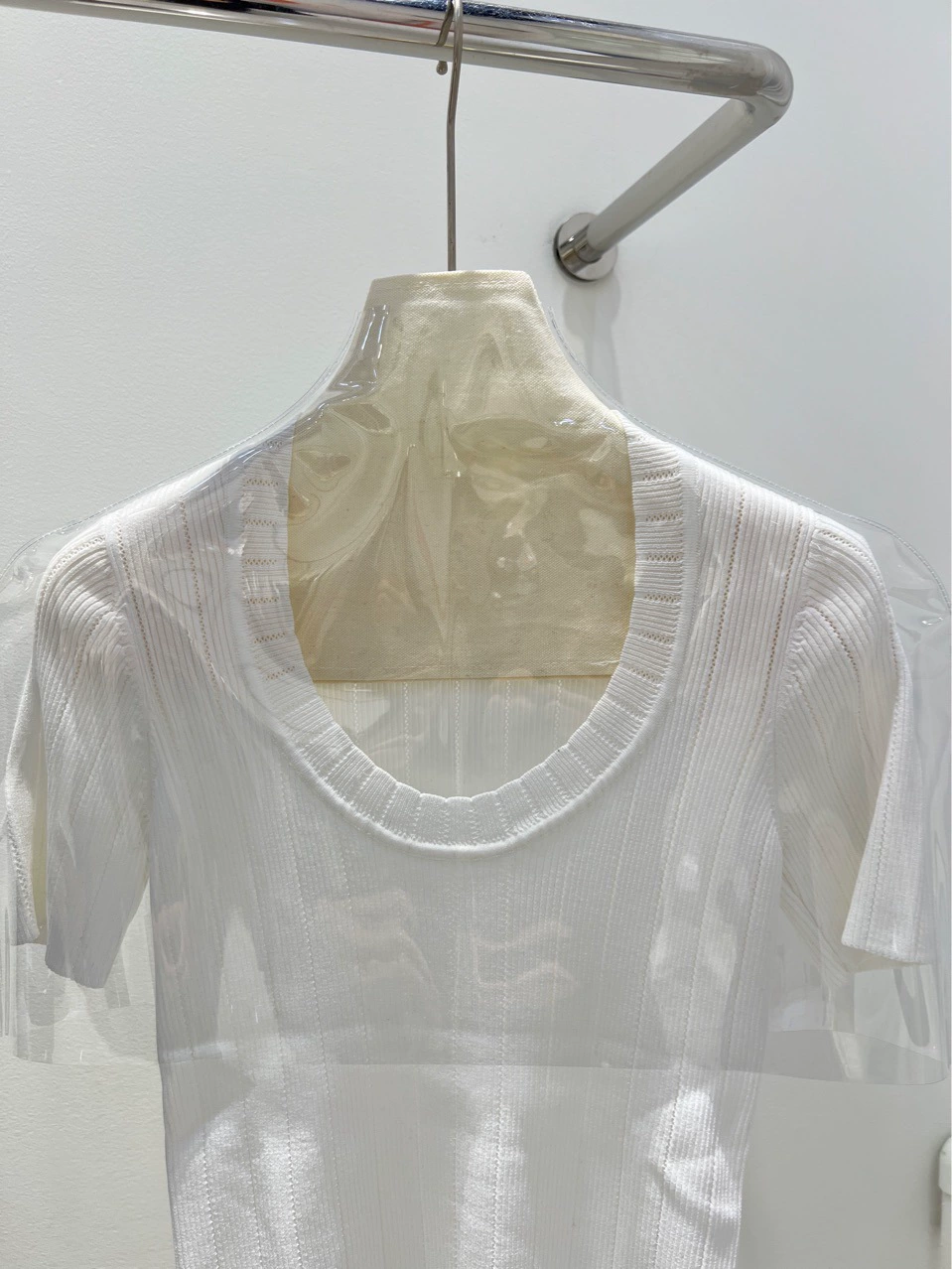 Quality white sweater with a round collar, with short sleeve