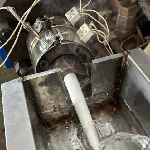 供应各种型号塑料挤出机异型材挤出机管材挤出机。