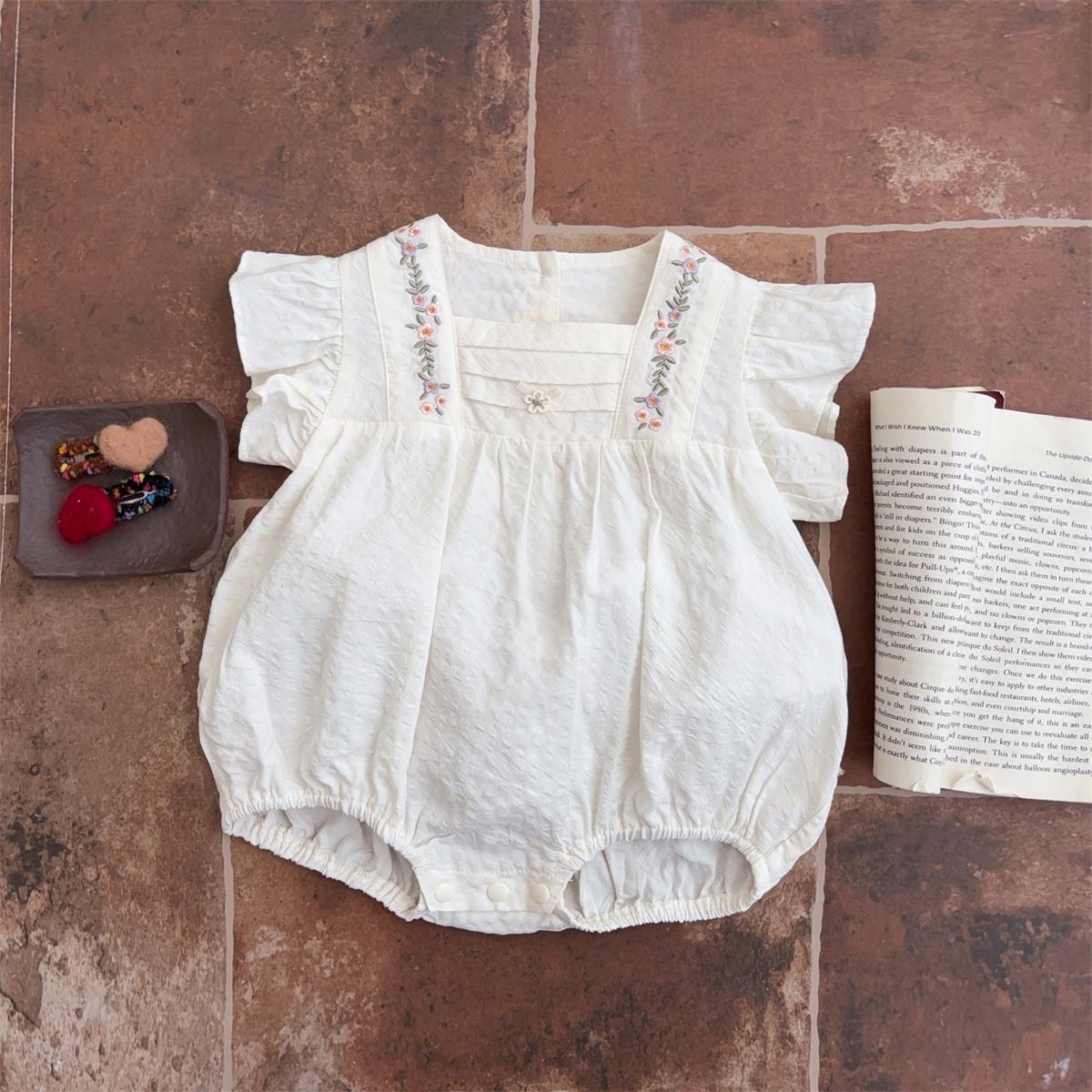 2025 verano nueva ropa de bebé, mameluco bordado de estilo occidental, bebé femenino, abrigo de manga corta dulce, mameluco de un año