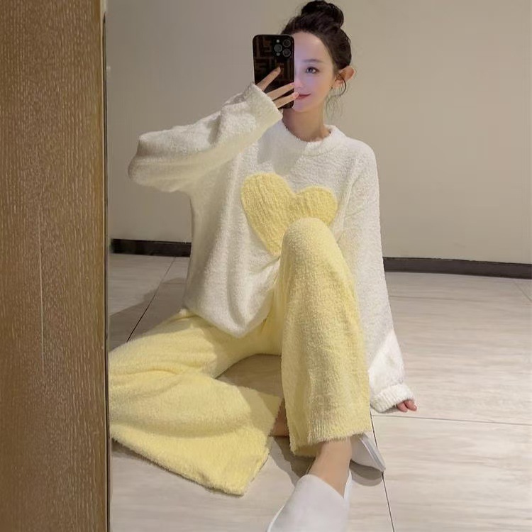 ハート型のサンゴのパジャマの女性の冬の厚いベルベットの保温の甘い愛の高級感の大きいサイズの家庭服のスーツ