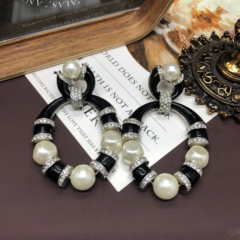 Retro fashionable design earrings
