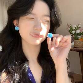 早春蓝色绣球花串珠耳钉女轻奢度假风个性耳环简约显白甜美耳饰
