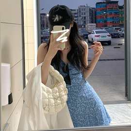茶歇法式小个子蓝色碎花吊带连衣裙子女夏2025新款多巴胺穿搭短裙