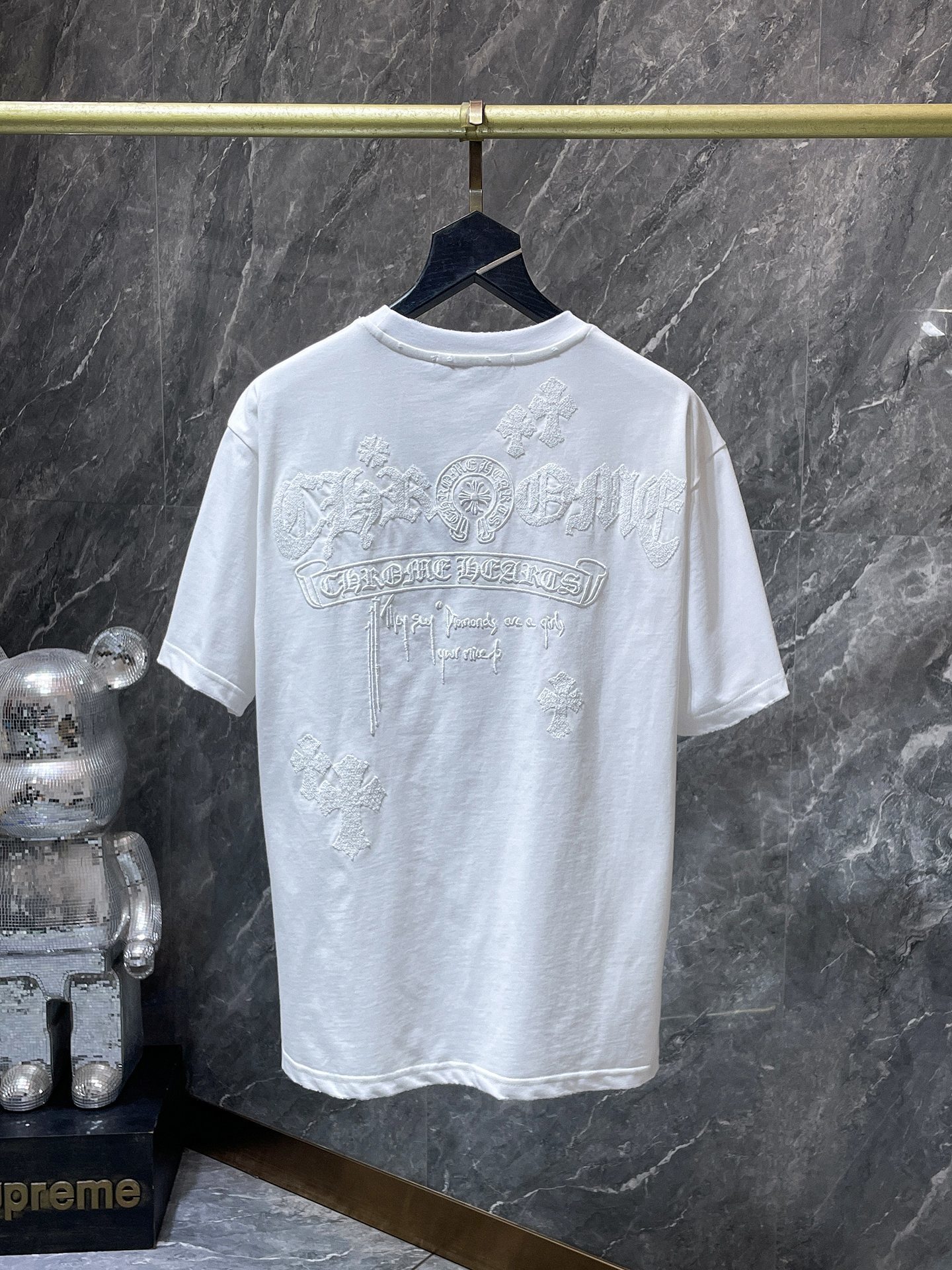 Camiseta de Cuello Redondo de Algodón, Corte Holgado con Cruz y Detalles de Metal y Cuero, para Hombre y Mujer | Protección Solar
