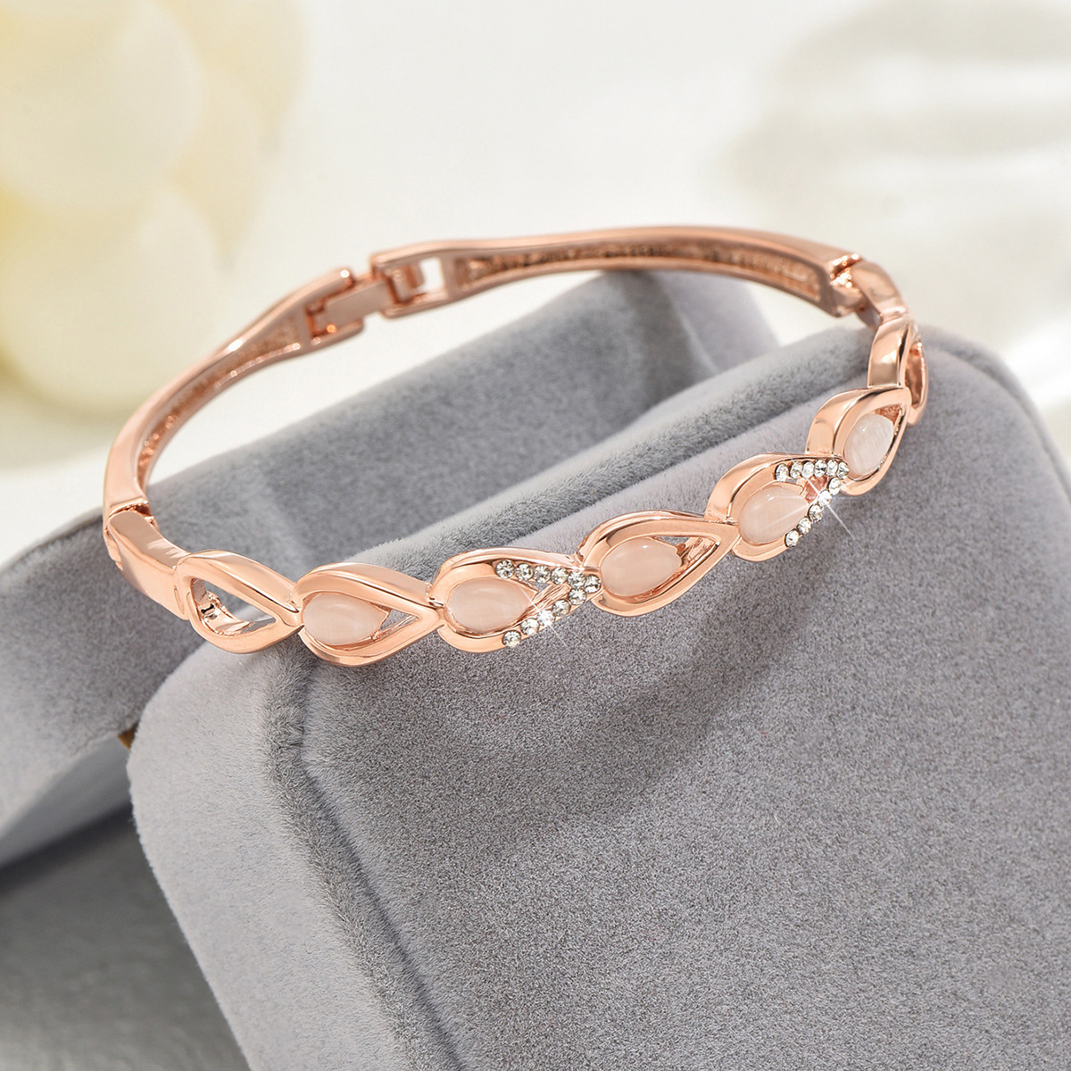 Fabricante directo para nuevas pulseras de mujer creativas pulseras de aleación de protección ambiental en forma de melocotón al por mayor.