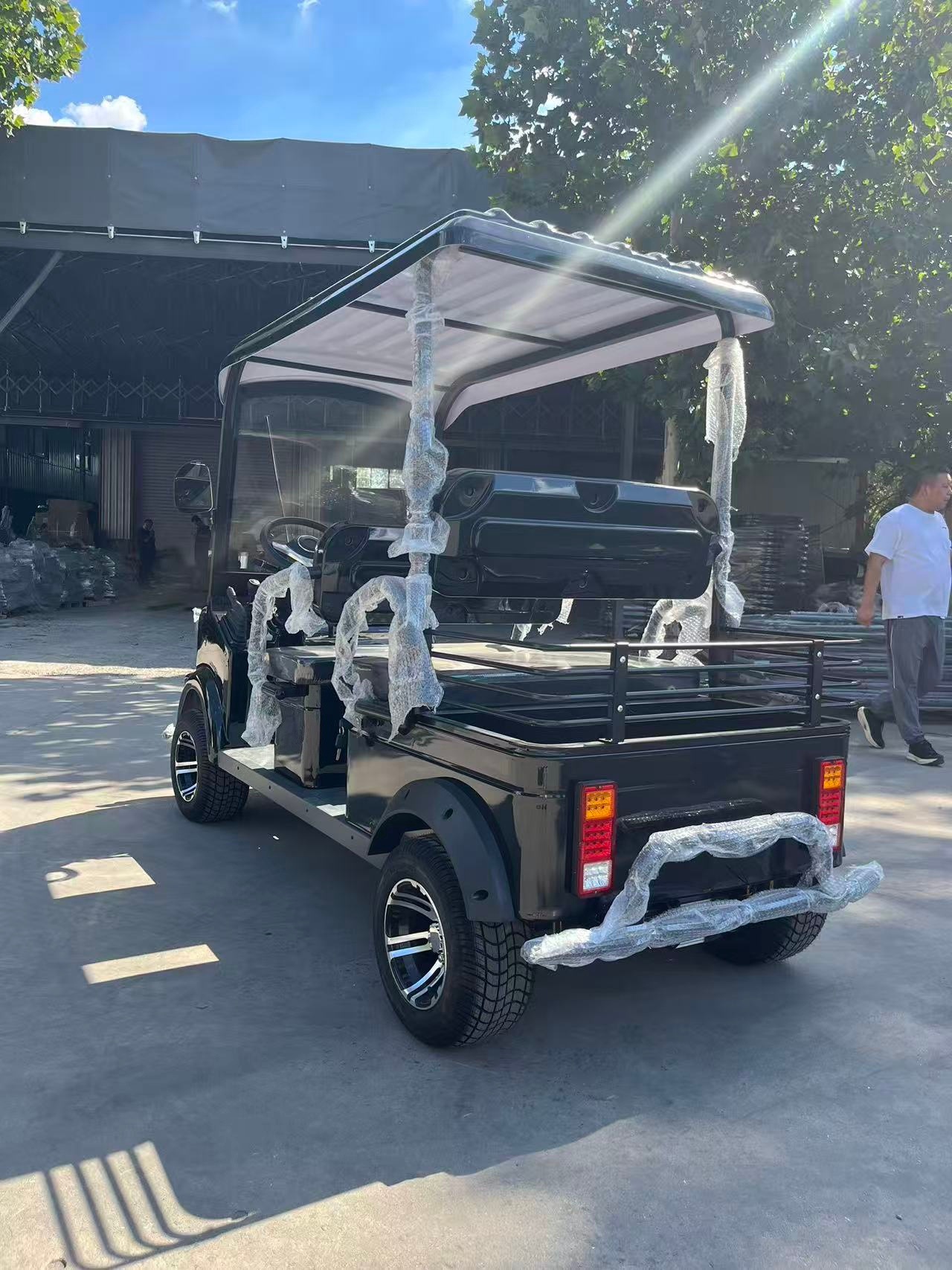 Electric four-wheeled vehicle for scenic sightseeing tours, customer pick-up and transportation, passenger-carrying electric vehicle with canopy, black