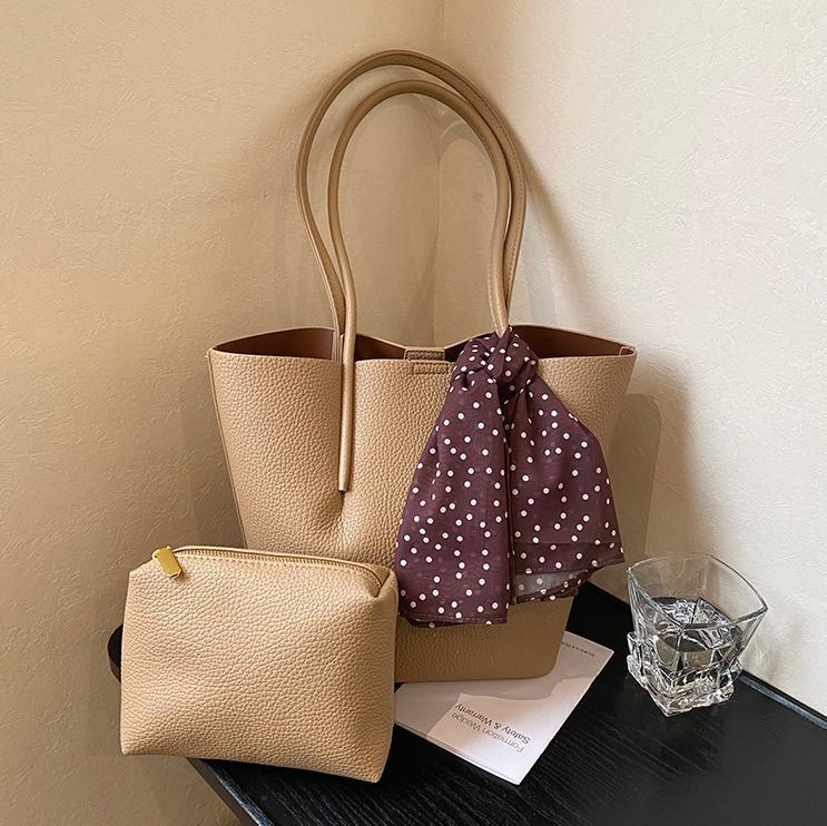 Bolsa especial ultra caliente transfronteriza para mujeres 2025 nueva textura versátil bolso axilar simple de gran capacidad mochila de viaje