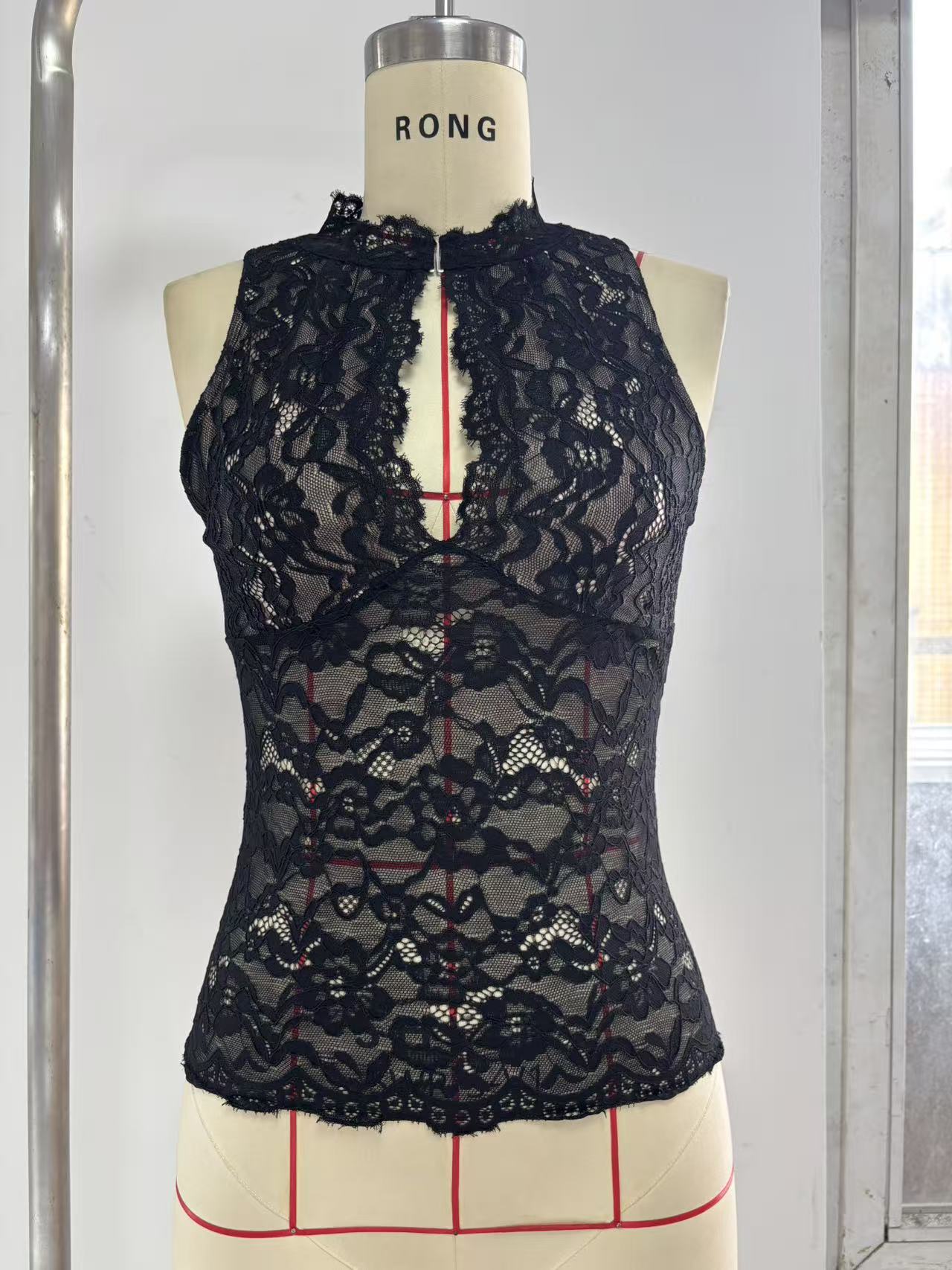 Sexy Fashion Lace Hollowed out Vest Slim Fit Pure European And American Style Women's Top 2026 Ins Trend Cross Border Hot Selling_ecoleips.com