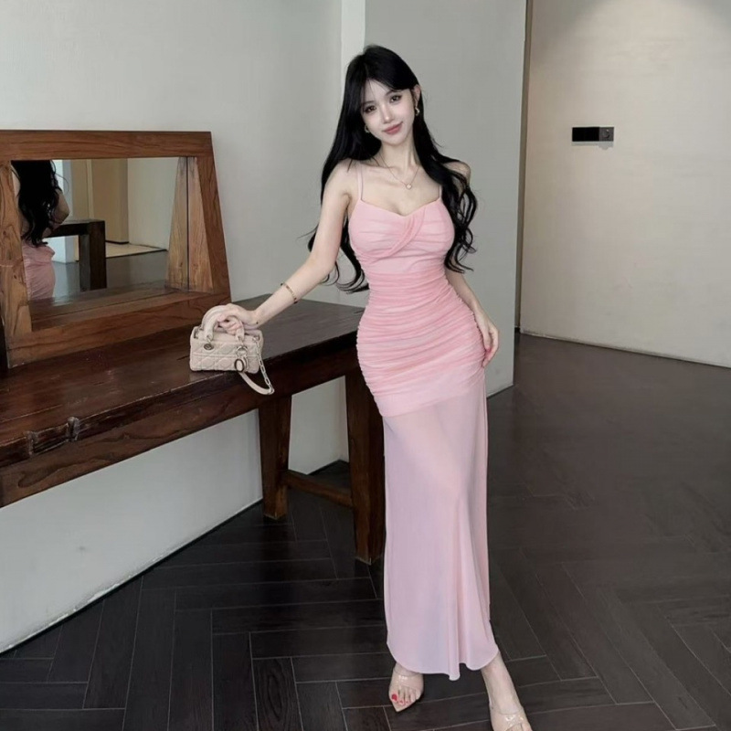 French-style pure desire camisole long dress for women with twisted front, pleated mesh, slim fit, figure-enhancing, bodycon dress
