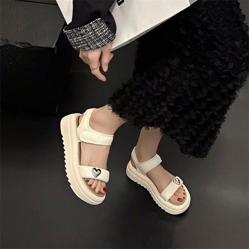 Una sensación de mierda gruesa con sandalias para mujeres con una base suave confortable velcro antideslizante para absorber el sudor, sandalias muffin coreanas