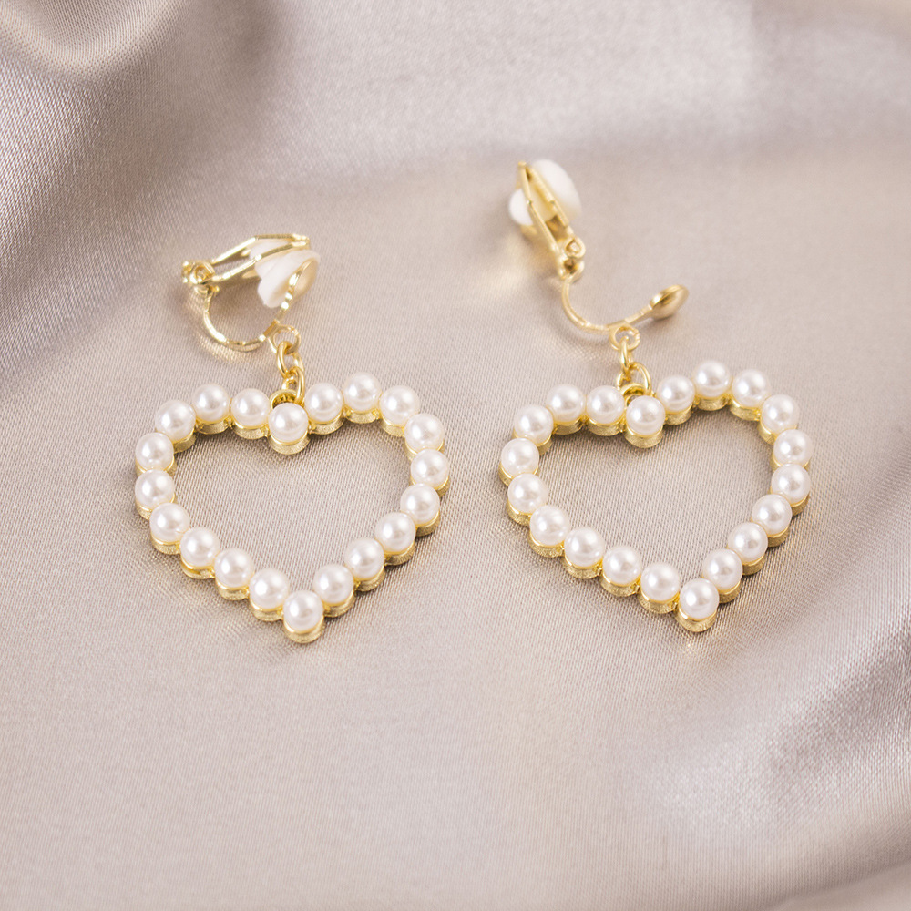 Japón y Corea del Sur Red Red Pearl Love Clip para la oreja Sin perforaciones de la oreja Temperamento de moda Pendientes triangulares de nicho Pendientes elegantes de todo fósforo Mujeres