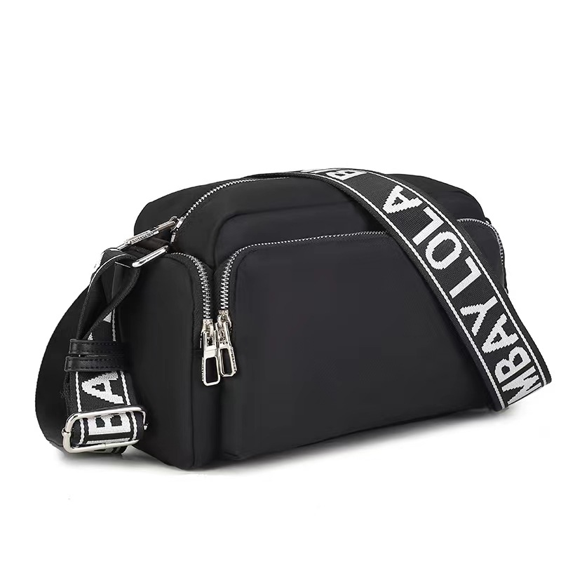 Negro con caracteres blancos (logotipo plateado)