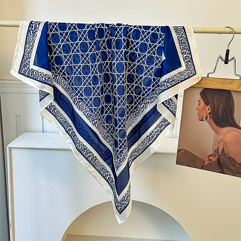Bufanda de seda, bufanda cuadrada pequeña, sensación de alta gama, nuevo bolso de todo fósforo, pañuelo en la cabeza, cinturón para el cabello con camisa, bufanda decorativa, chal pequeño