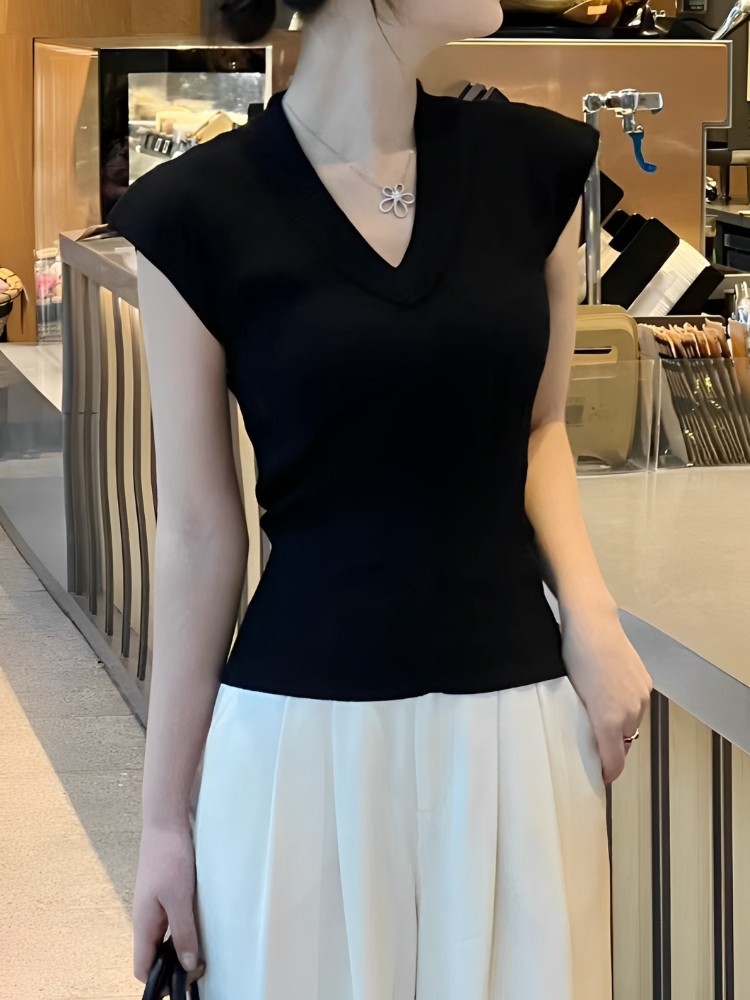 Áo hai dây nữ cổ V ren, chất liệu lụa dệt kim mát lạnh, lưng dây buộc, dáng ôm sát — đen