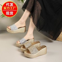 2025年新款坡跟凉拖鞋女夏时尚舒适一字拖外穿厚底亮片百搭拖鞋女