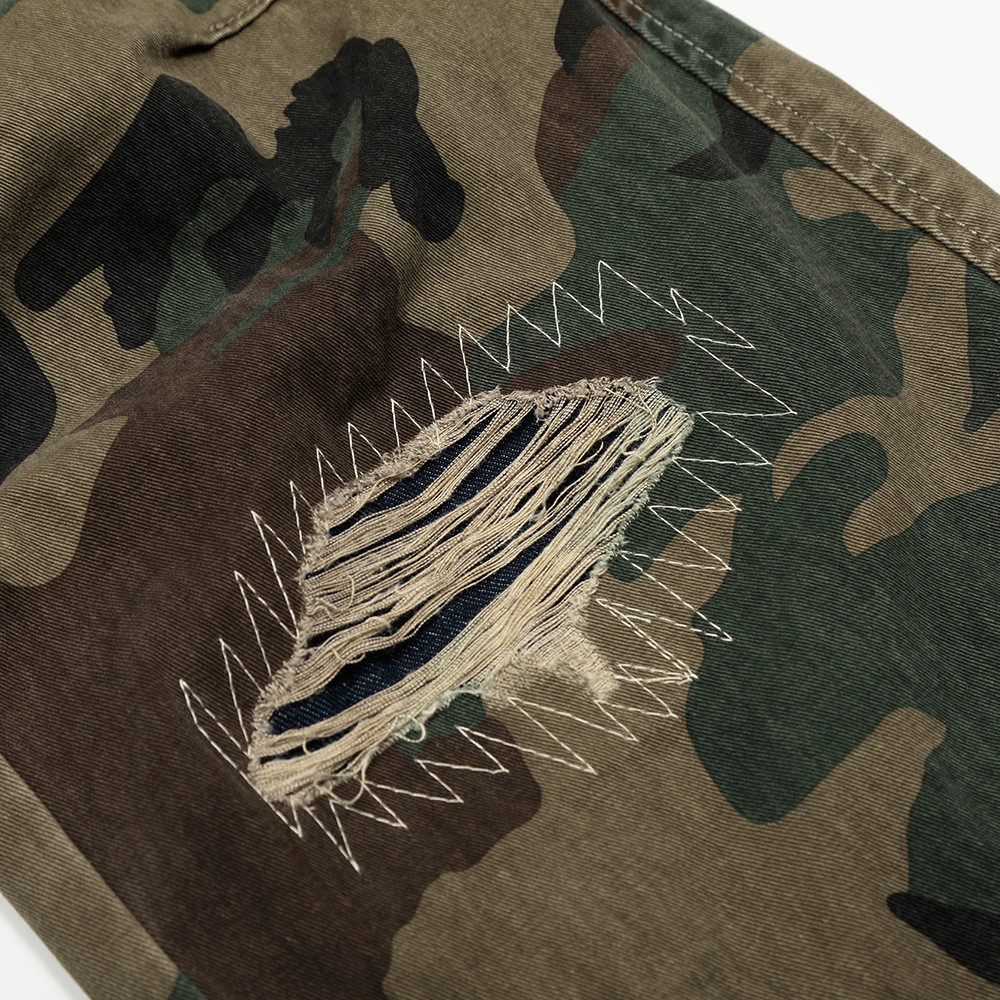 Cargohose im amerikanischen Camouflage-Stil mit Rissen und Patches – Trendiges Design für Herren, knitterfrei, gerade geschnitten._voghion.com