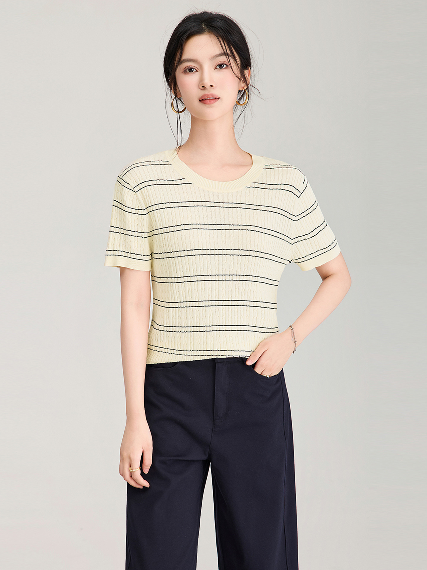 Áo thun dệt kim tay ngắn cổ tròn họa tiết sọc vintage nữ — màu xanh navy