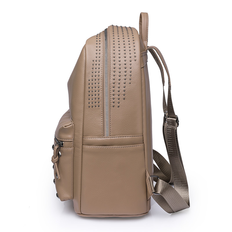 Fábrica al por mayor 2023 nueva mochila casual de cuero suave para mujer, remache de moda, mochila para computadora de gran capacidad, mochila escolar