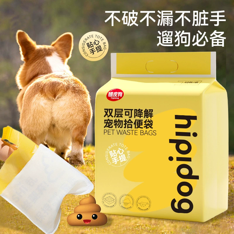 Домашние животные собирают одноразовые мешки для мусора