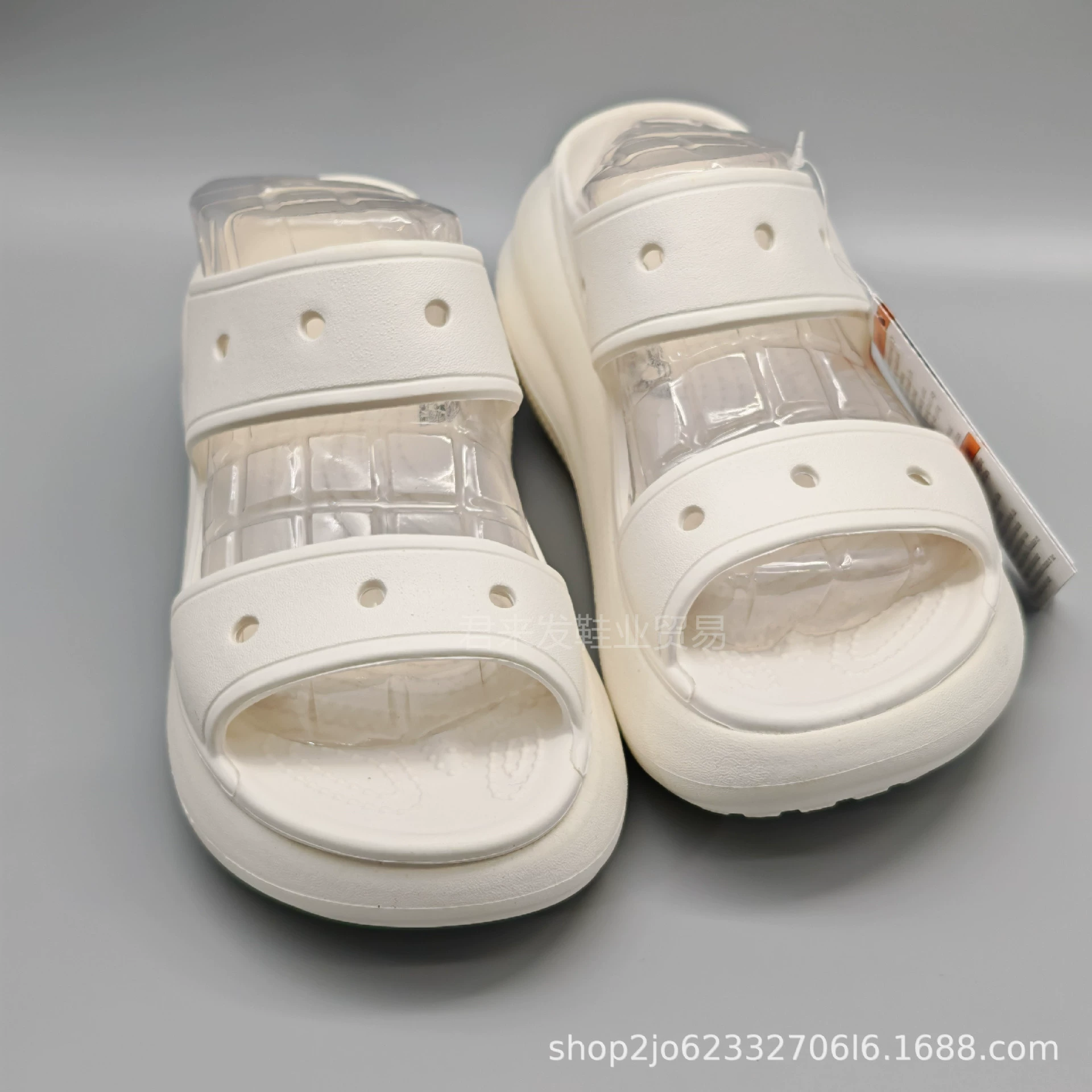 Слокивайте двухполосные сандалии летом, чтобы увеличить нескользящие пещерные туфли, новые тапочки на толстой подошве, черные пляжные туфли