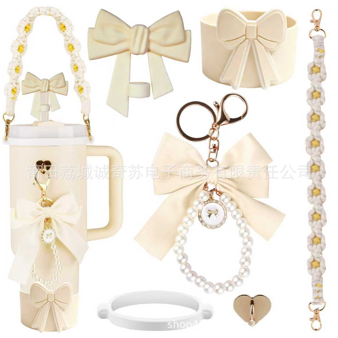Nuevos productos Stanley taza de agua de mano cadena de taza de flores colgante de amor Begonia gorra de paja bola de peluche llavero