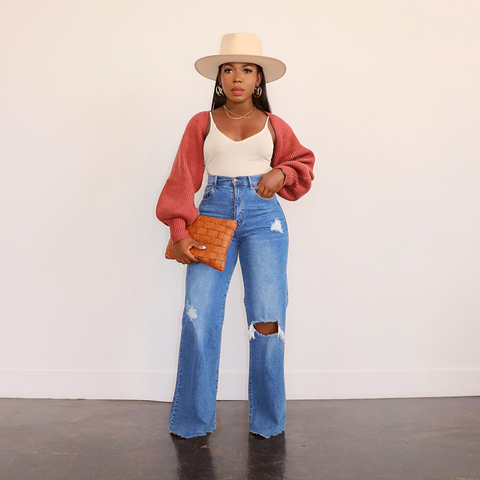 Jeans rotos nuevos de Amazon para mujer, estilo 2025, pantalones anchos lavados, pantalones largos de pierna recta en stock image 8