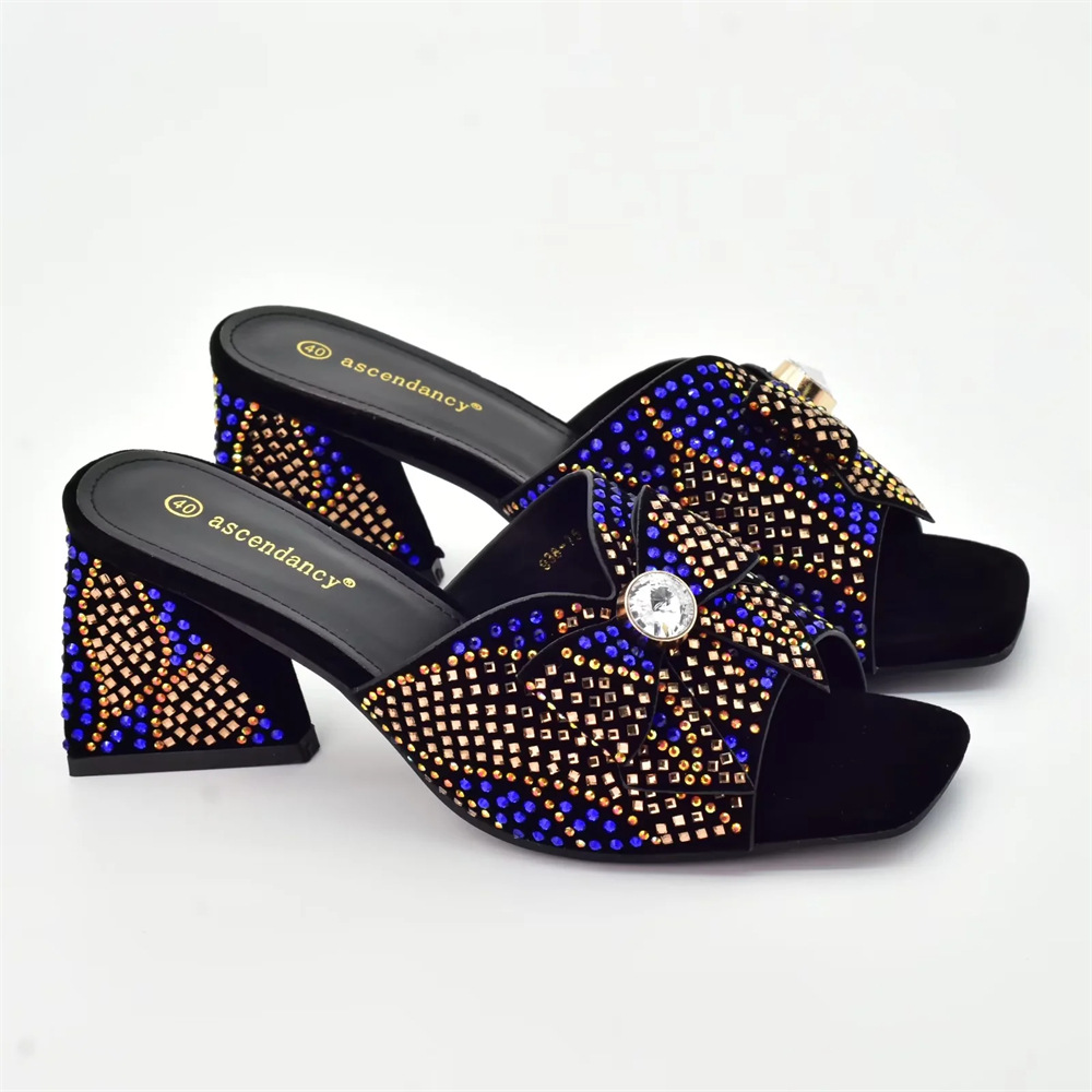 Vintage strasszokkal díszített női magassarkú cipő hozzáillő clutch stílusú vacsorához való öltönnyel_voghion.com