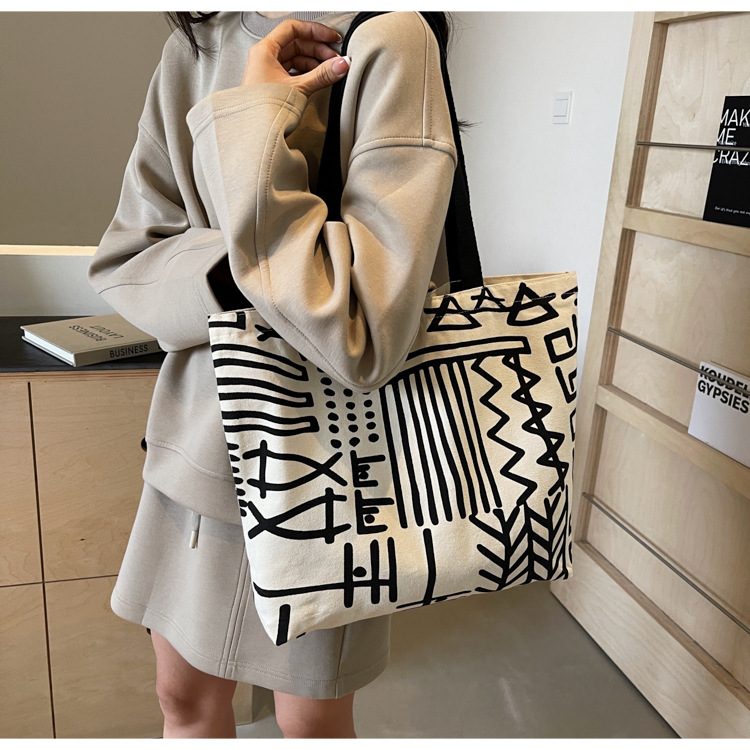 Femmes Grande Toile Bloc De Couleur Vêtement De Rue Carré Ouvert Sac D'Épaule display picture 4