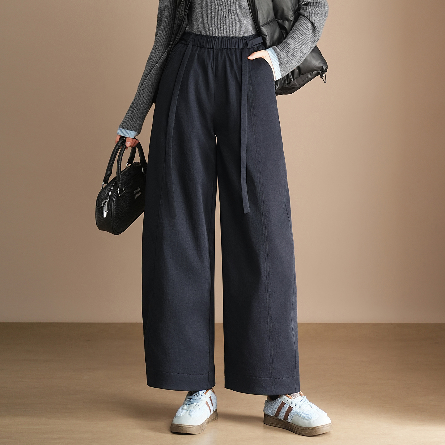 加厚保暖休闲裤松紧腰宽松显瘦弯刀裤2025年冬款减龄洋气阔腿裤