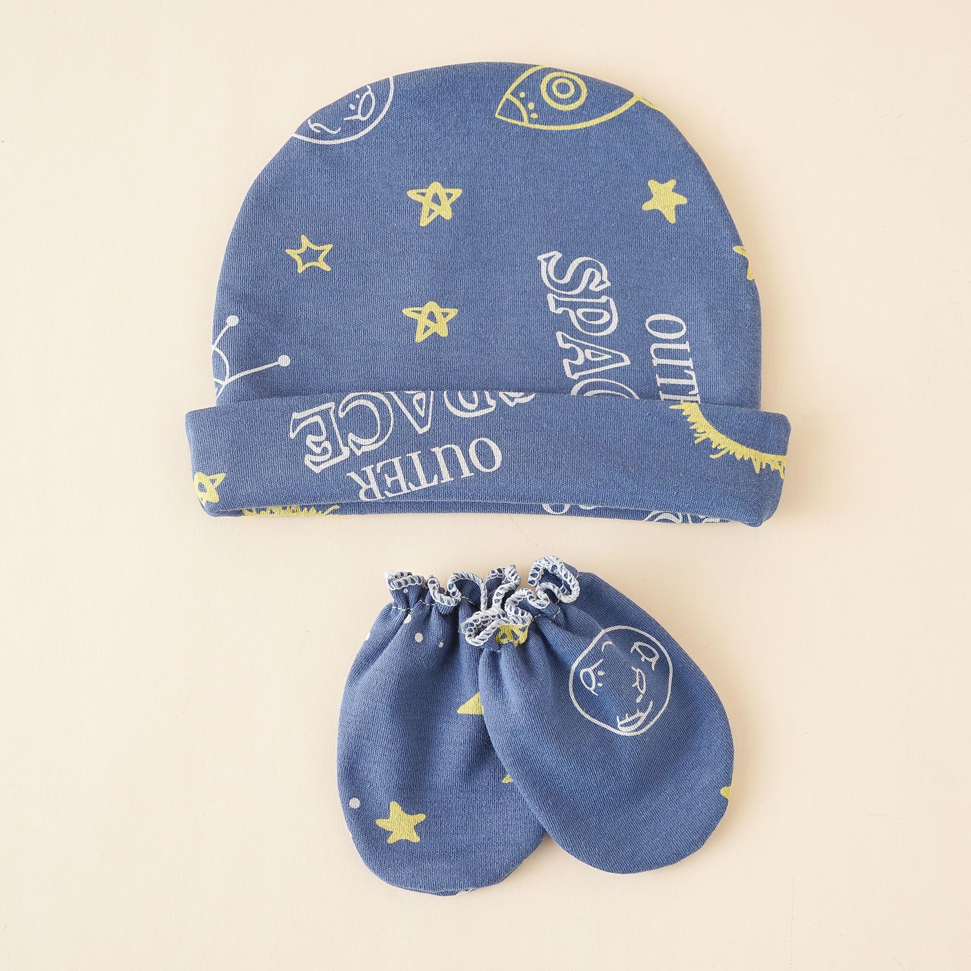 Sombrero de bebé primavera y otoño invierno 0-3-6 meses tamaño súper pequeño conjunto de dos piezas patrón de estrella bolsa de recién nacido guantes tapa del neumático